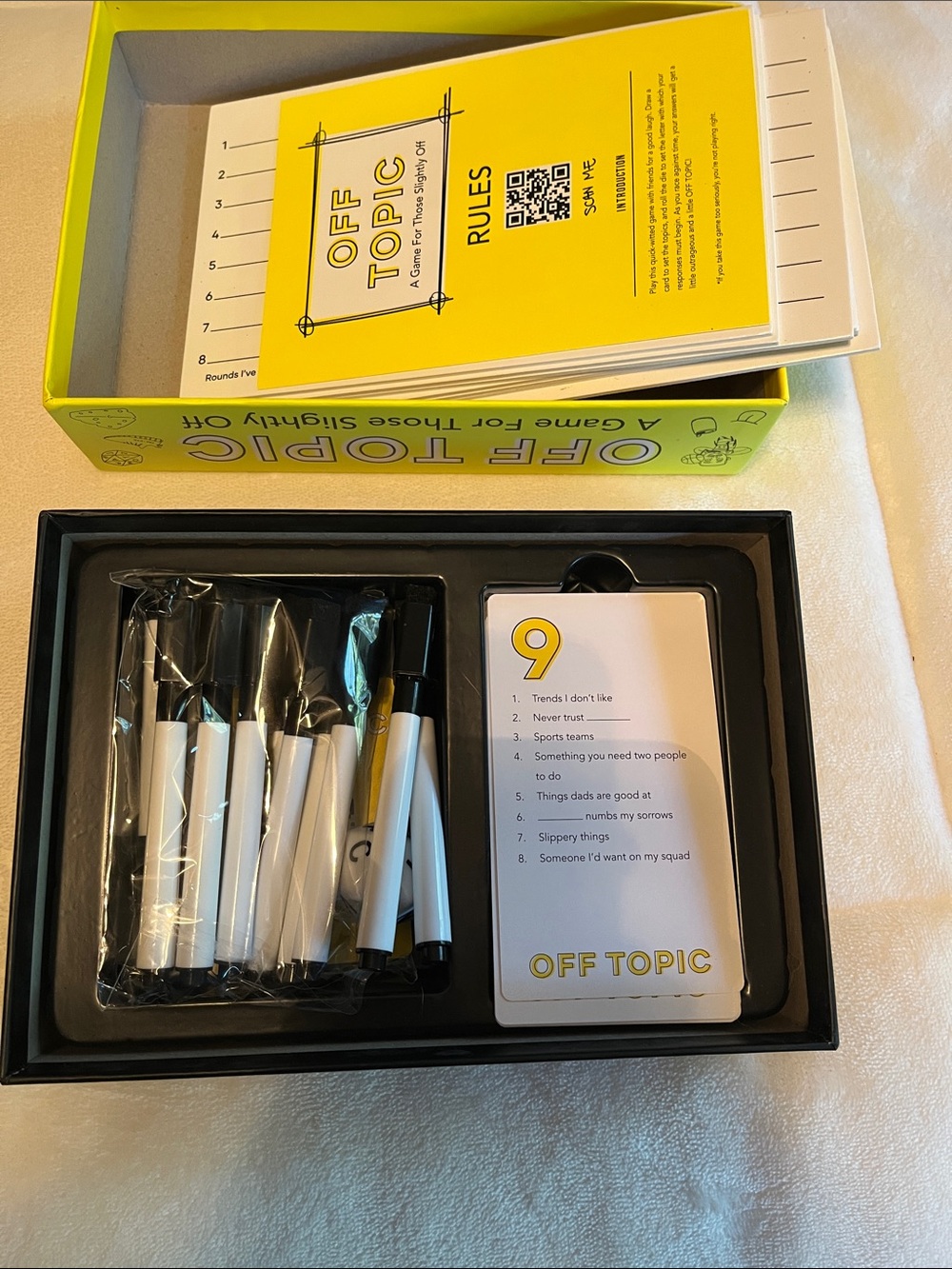 Off Topic Party Game - Yellow - Picture 4 of 4